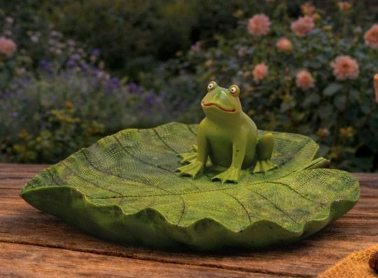 Vogeltränke mit Frosch, grün